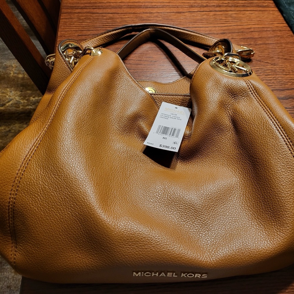 BRAND NEW Michael Kors Lillie Large Pebbled Leather Shoulder Bag!